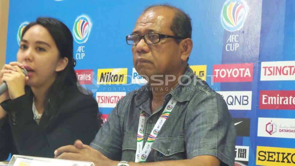 Pelatih Persib Bandung, Emral Bin Bustaman saat menggelar konfrensi pers usai menghadapi Ayeyaway United. - INDOSPORT